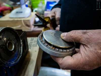 Un elemento che dovr� poi riaddrizzare attraverso l�uso di attrezzi a uso manuale, quelli che gli servono per aggiustare anche i rotondi spargifiamma in ghisa o in acciaio